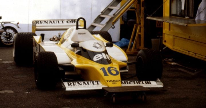 Renault RS10 jezdce René Arnouxe. Renault byl první, kdo v roce 1977 přišel s turbomotorem