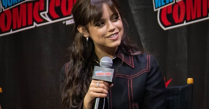 Herečka Jenna Ortega, představitelka hlavní seriálové postavy Wednesday Addams.