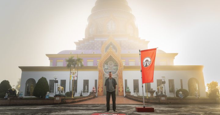 Moderátor show Asia Express před chrámem - Jakub Štáfek