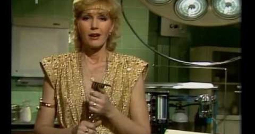 Zpěváci na kraji nemocnice